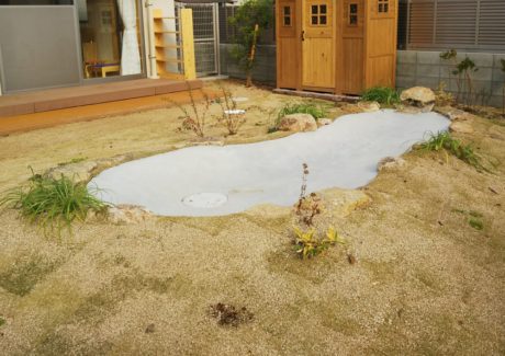 水場 水深は浅く、使いたいときに水が出せるようになっています。