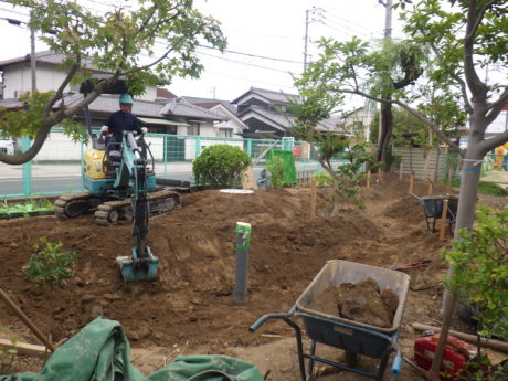 池の形を作ります。 真ん中に立ち上がっているパイプは池の水をポンプピットに運ぶ口になります。